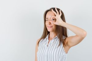 mujer feliz sin gafas