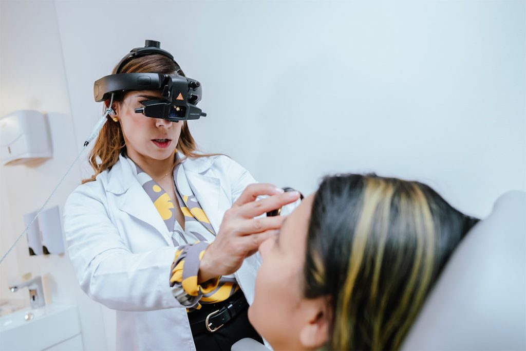 Entiende la conexión entre el dolor de cabeza y tus ojos con la Dra. Vanessa Vidal. Análisis del video viral y la nota en El Tiempo sobre fatiga visual.
