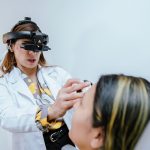 Entiende la conexión entre el dolor de cabeza y tus ojos con la Dra. Vanessa Vidal. Análisis del video viral y la nota en El Tiempo sobre fatiga visual.
