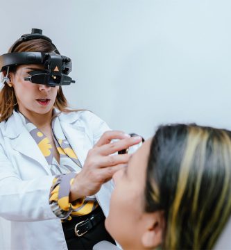 Entiende la conexi&oacute;n entre el dolor de cabeza y tus ojos con la Dra. Vanessa Vidal. An&aacute;lisis del video viral y la nota en El Tiempo sobre fatiga visual.